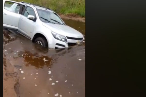 Imagen captada de video, otro vehiculo que cayo al pozo