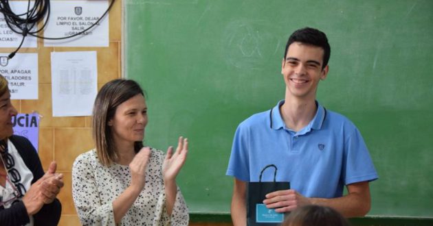 Maria Jose Gentile junto al alumno Carnaghi, tras entregar el reconocimiento ante las autoridades del colegio
