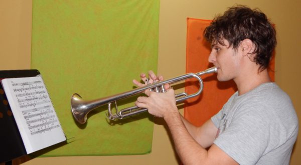 Santiago Caceres, tiene a su cargo la enseñanza de Trompeta en Joyce