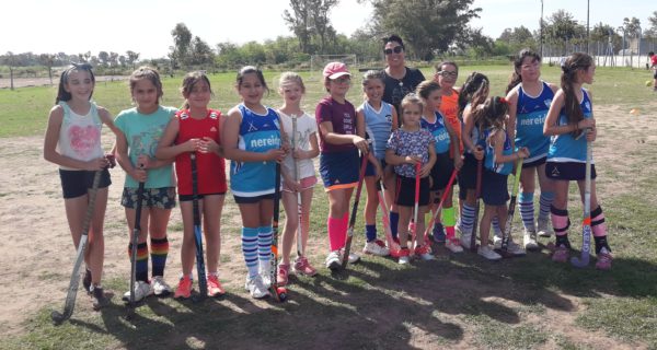 Silvia Aramburu junto a un grupo de jugadoras de la novena division