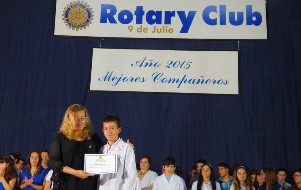 Un alumno en el 2015 recibiendo su diploma como mejor compañero