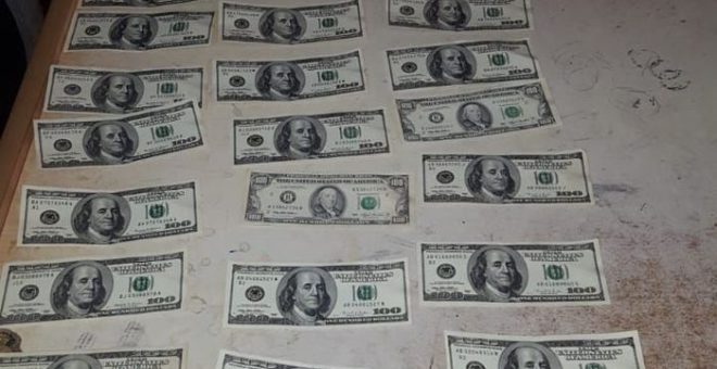 Billetes de moneda norteamericana que se le robaba a la vecina de pehuajo
