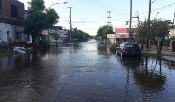 Calle inundada de Bragado esta mañana