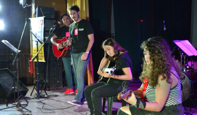 Dos alumnas hacen guitarras acompañdas en voz y guitarras por Luis Gonzalez y Fernando Astoviza