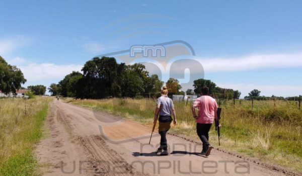 Dos guardiacarceles partullan un camino rural en Bolivar