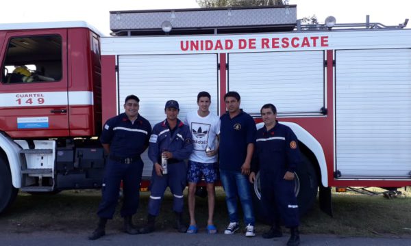 Integrantes de Bomberos Voluntarios Dudignac junto a Nacho Fernandez