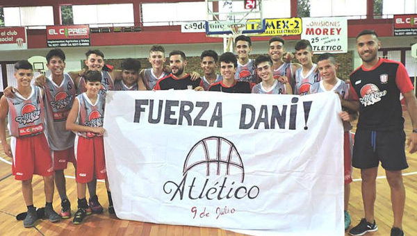 Ponissi junto a jugadores U15 del 2017 que se consagro campeon