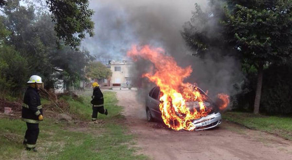 El vehiculo totalmente incendiado