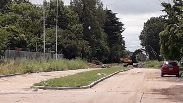 Maquinaria vial municipal trabajando sobre el canal abierto lindante a Av 25 de Mayo limpiando el mismo luego del anegamiento por agua