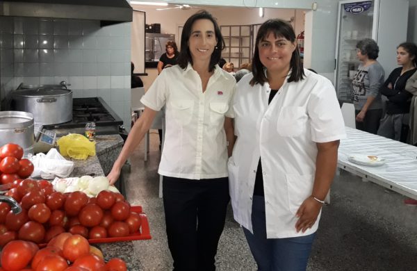 Paula Ferrere junto a Guadalupe D´acunto exhiben tomates de cosecha local