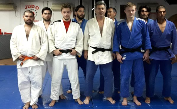 Judocas locales junto a los hermanos sensesi de Dinamarca