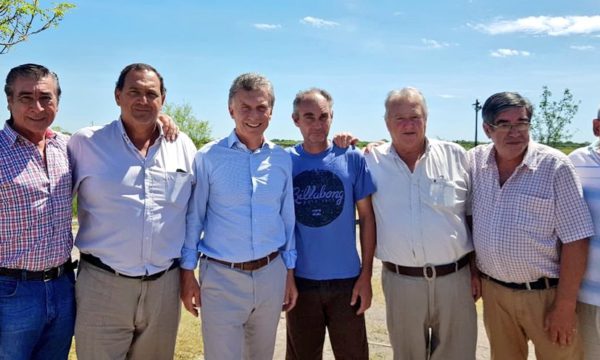 Mauricio Macri junto al grupo de productores con el que se reunio