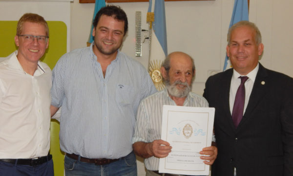 Un vecino recibe su titulo de propiedad de la vivienda junto a Curuchet, Barroso y Molina