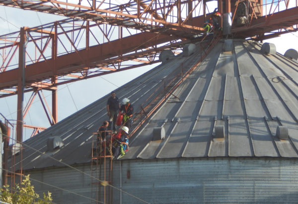 Bomberos realizan un orificio al silo por donde logran entrar