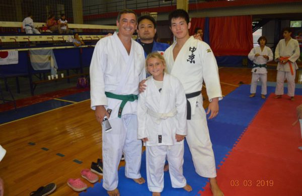 El profesor Santiago Falco, una niña y los judocas de Japon