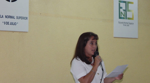 Gilda Bramajo dirigiendose a los alumnos del ISFD 4