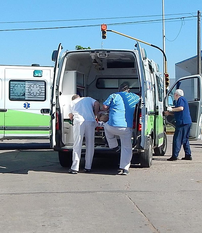 Tras protagonizar un accidente vial, una mujer debió ser hospitalizada ...