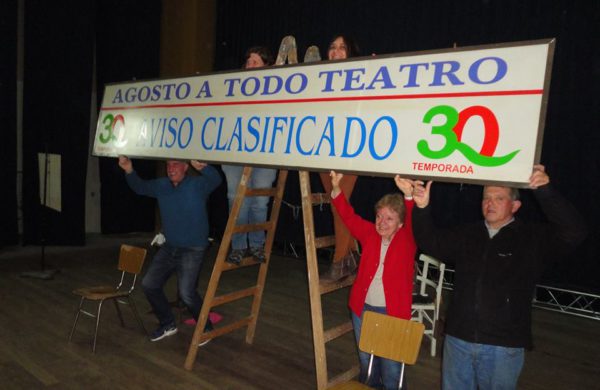 Integrantes de Agosto a Todo Teatro ya rien de los enredos que deja la obra – foto Raul Mascheroni