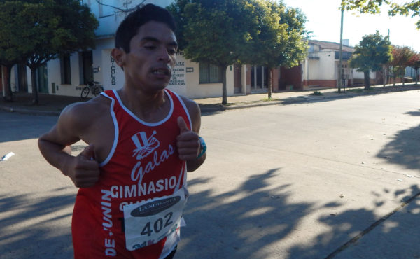 Jonathan Garcia, ganador de la 7K en sus tramos finales de la competencia por calle Mendoza