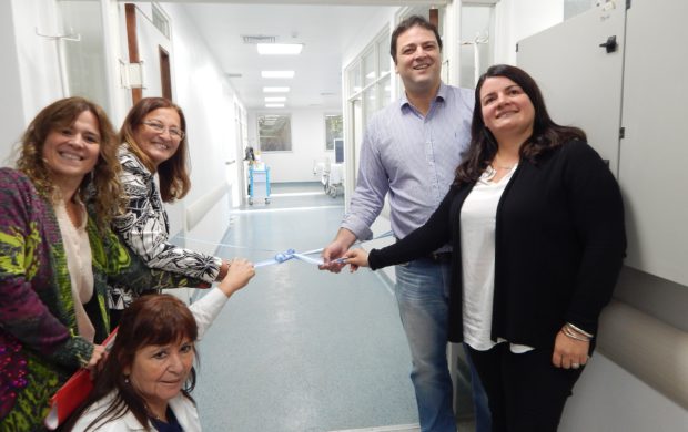 Mariano Barroso junto a Lucia Pirotta, Elisa Guiterrez, Yanica Bollo y Silvia Garcia al inaugurar la UTI del Hospital