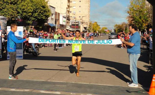 Mito Guerra y su llegada a la meta en la 21K Ciudad de 9 de Julio