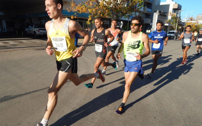 Primeros metros de la competencia por Av Mitre