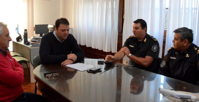Barroso junto al sub secretario de Seguridad y los jefes policiales