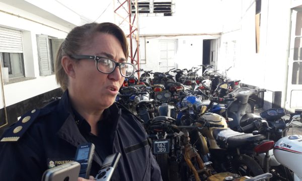 Comisario Figueroa, detras las motocicletas secuestradas en los ultimos dias