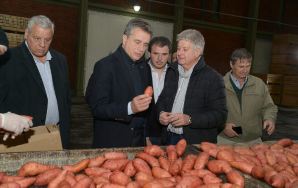 El Secretario de agricultura Luis Etchevehere junto al titular de la empresa sanpedrina