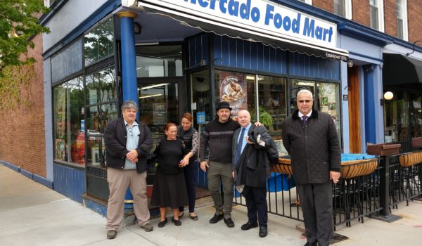 Forte y Torelli junto a la familia argentina que regentea un restaurant con carne pampeana