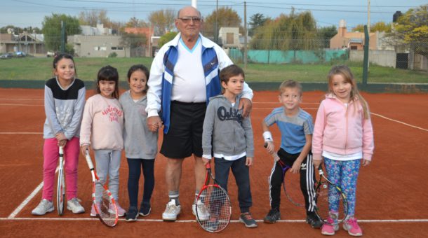 Miguel Salamone y alumnos de la Escuela de Tenis