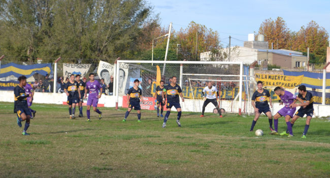 Un jugador de Quiroga domina la pelota en el area de Defensores de la Boca, el violeta es unico puntero
