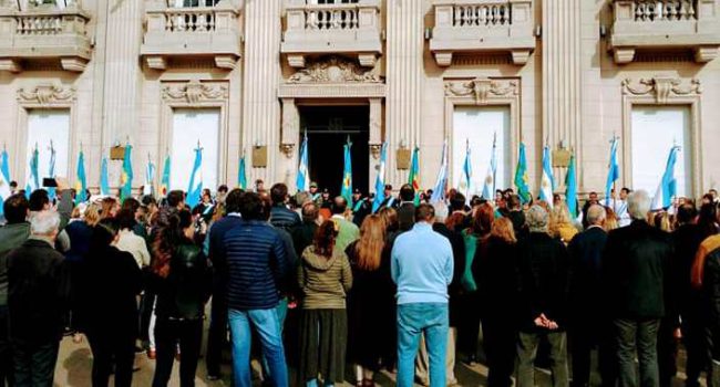 Vecinos y autoridades que se concentraron frente al palacio municipal