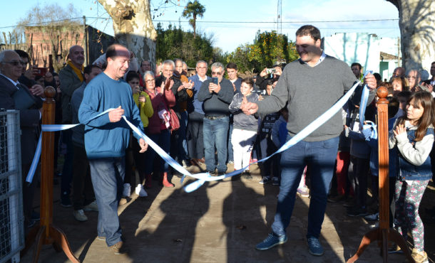 El Intendente Barroso junto a un miembro de Pro Comision Bomberos Patricios dejan inaugurado el Destacamento, cuyo edificio fue remdoleado