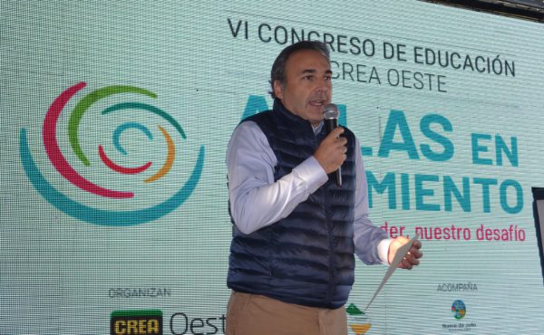 Francisco Lugano dirigiendose a los docentes presentes