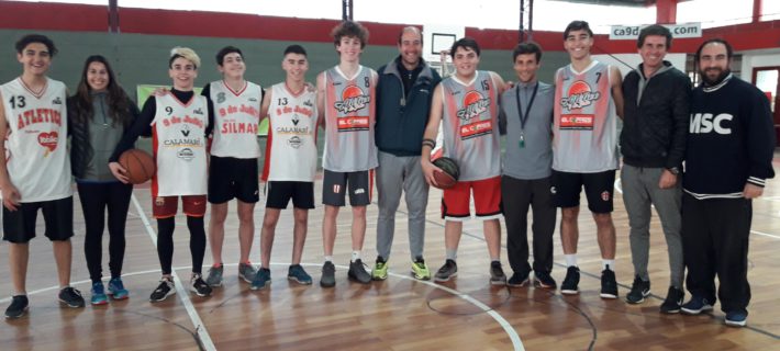 Jugadores de Escuela de Comercio y San Agustin en Basquet 3×3, junto a integrantes de la Dirección de Deportes
