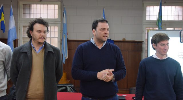 Mariano Barroso realizando la presentacion junto a capacitadores de Ojos en Alerta