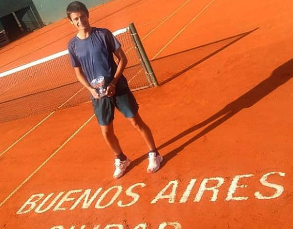 Mariano Navone exhibe el primer trofeo obtenido en la meca del tenis argentino