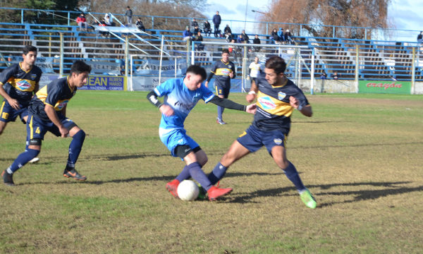 Mazzola de San Martin intenta llevarse la pelota entre tres defensores Xeneizes