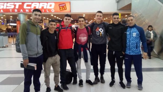 Pedalistas argentinos, entre ellos Rodrigo Corro esta mañana en el Aeropuerto de Ezeiza antes de partir