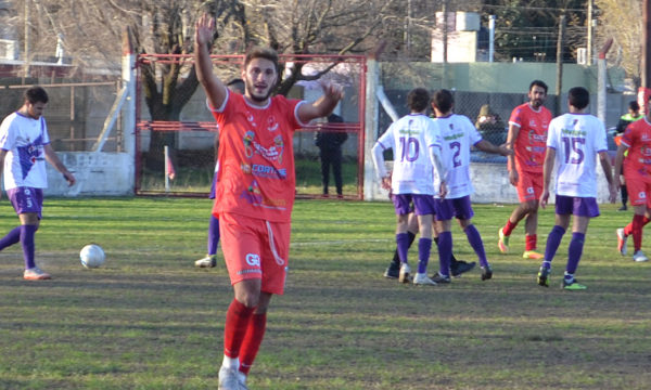 Umbides autor de dos goles que lo puso mas arriba a Agustin Alvarez