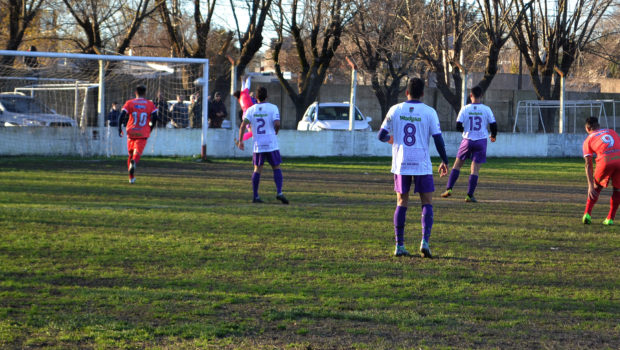 Unuana no logra contener el potente disparo de Umbides de afuera del area