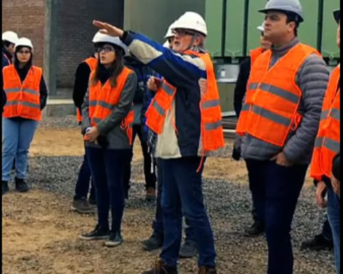 Barroso junto a tenicos de la empresa que realizan la obra