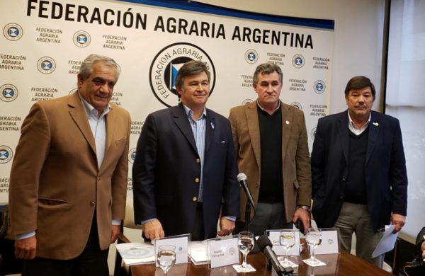 Ianizzotto, Pelegrina, Achetoni y Chiesa al dar a conocer el documento que reciben los pre candidatos a presidentes