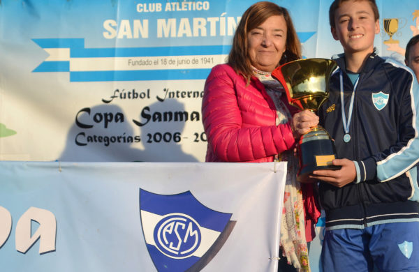 Julia Cereigido entregando la copa Fair Play donada por Municipalidad de 9 de Julio y ganada por Club San Martin