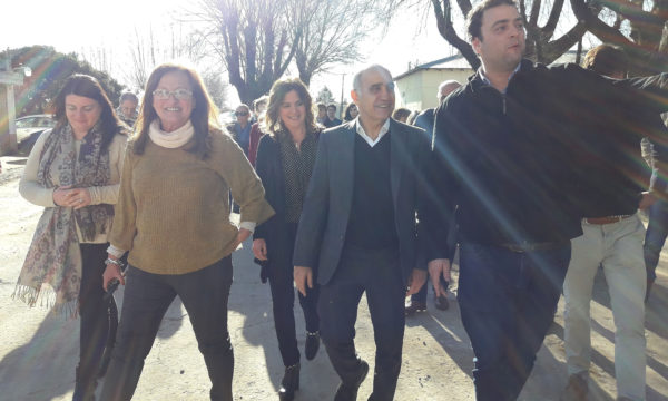 Las Directoras asociadas del hospital junto al Indentente Barroso acompañan a Salvador a recorrer la obra de Guardia