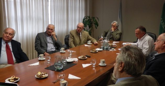 Una de las reuniones de expresidentes de CARBAP. Jorge Aguado en el centro