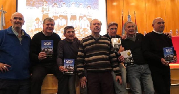 Blanco junto un grupo de ex campeones del 79, Seria, Rinaldi, Escudero, Simón, Bachino y García