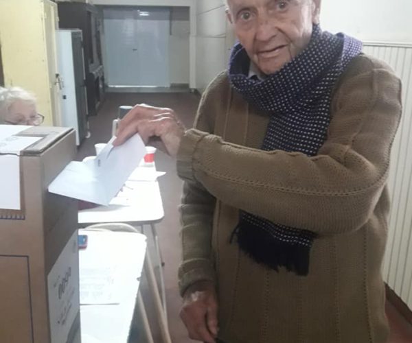 Don Raul Alberca en Patricios emitiendo su voto