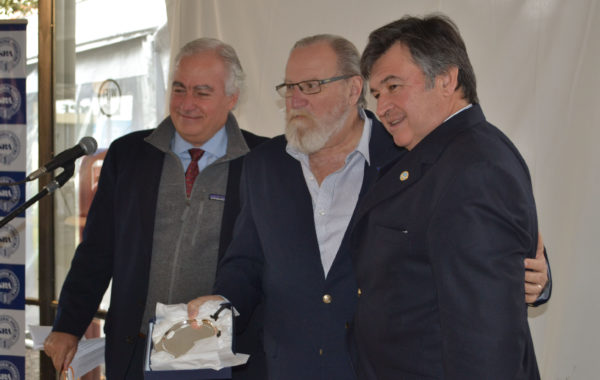 Horacio Mazola acompañado por el presidente de SRA, Daniel Pelegrina y Carlos Vaquer de la entidad rural